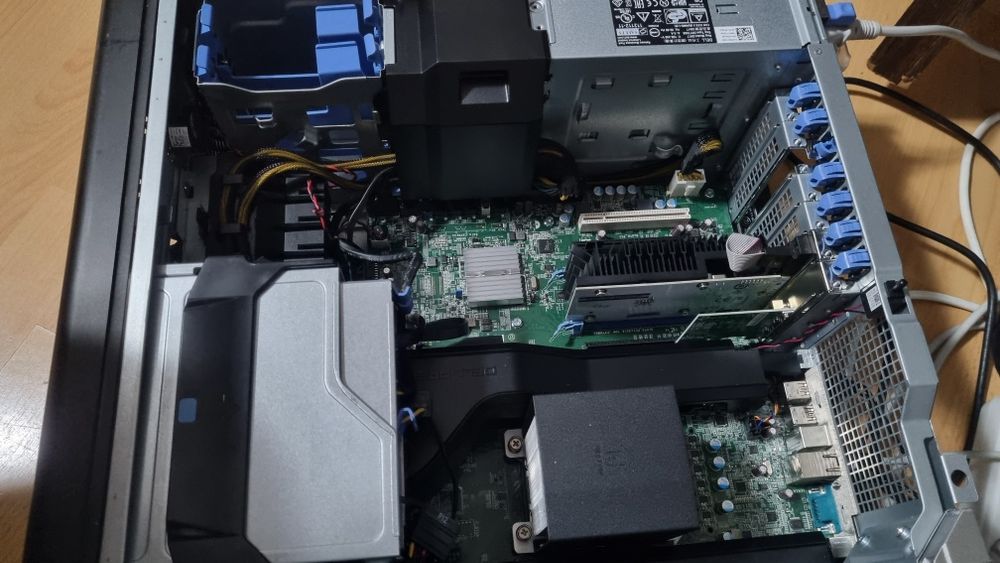 Unitate Server Dell T5810: Xeon E5-2630L v3/16GB RAM/GT 730/SSD256/WIf