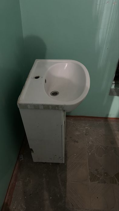 Тумба с раковиной и смесителем