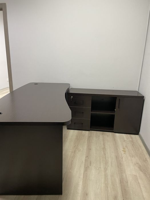 Офисный стол с комодом