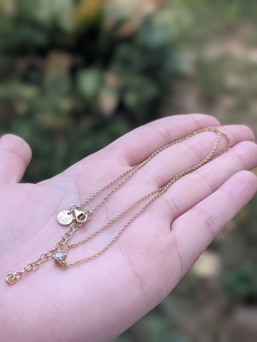Vechi colier lant din argint de 925, placat cu aur de 24K, pandantiv clasic tip solitaire, decorat cu o piatra rotunda din zirconiu cubic, Safira