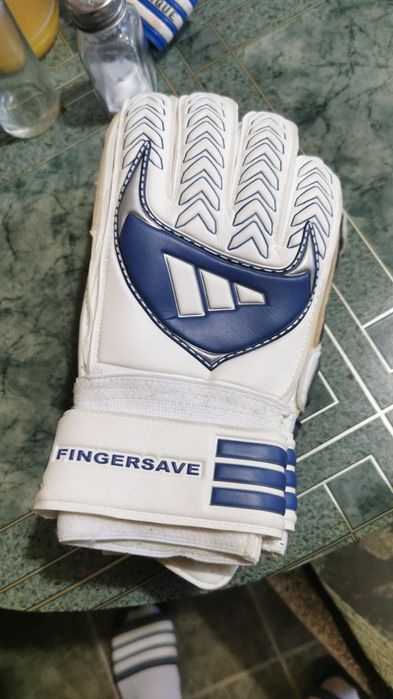 Футболни кори и ръкавици