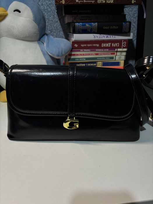 Чёрная сумка через плечо