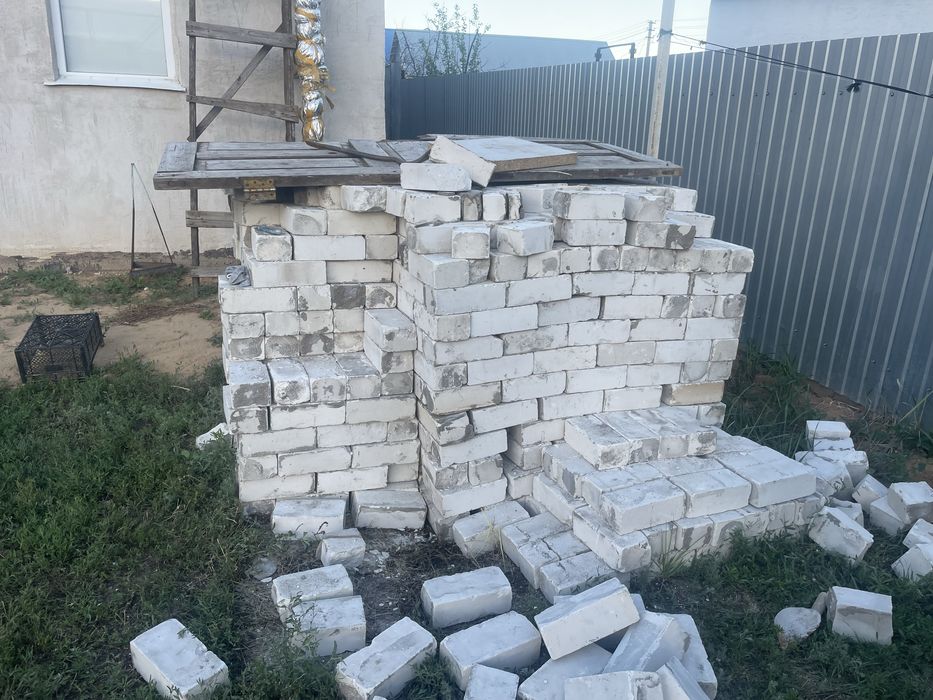 продам кирпичи самовывоз.          ьлдббббддд