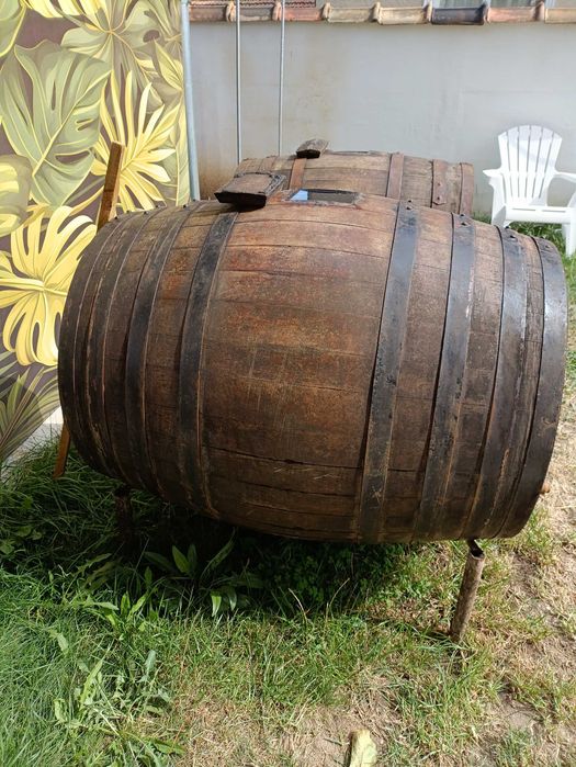 Продавам 2 бр Бурета 250кг. И 300кг.