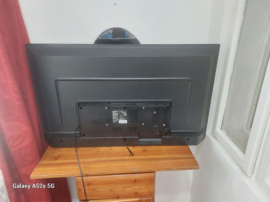 Televizor philips  diagonală mare,pentru piese,fără telecomandă.