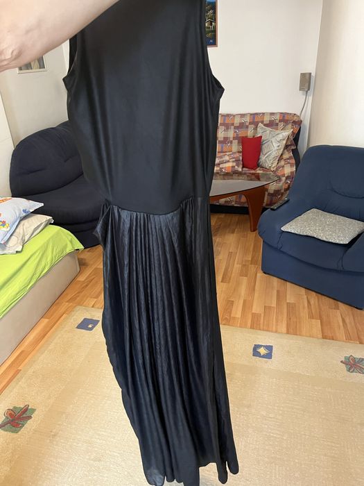 Дълга рокля с отвор от дясно