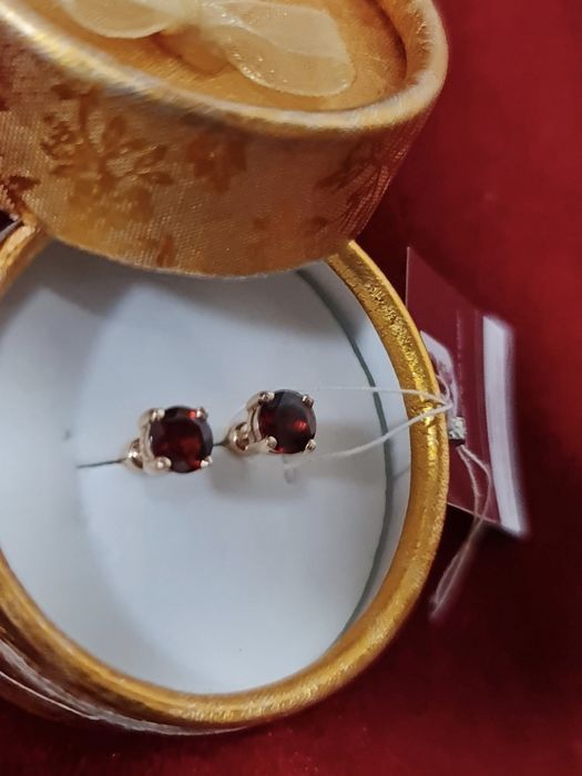 Новые золотые пусеты с гранатами