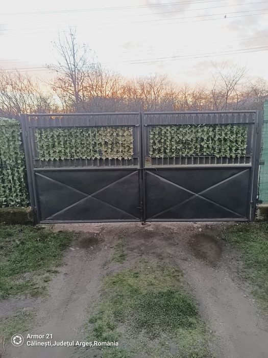 Porți metalice.si una intrare separată