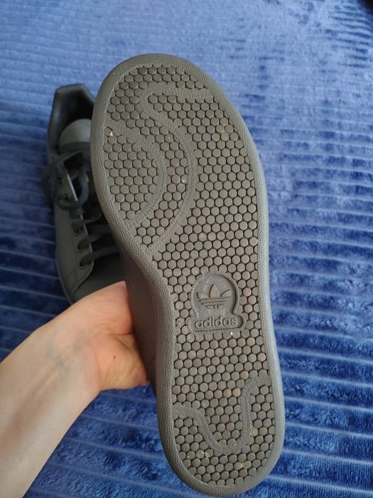 Adidasi noi damă