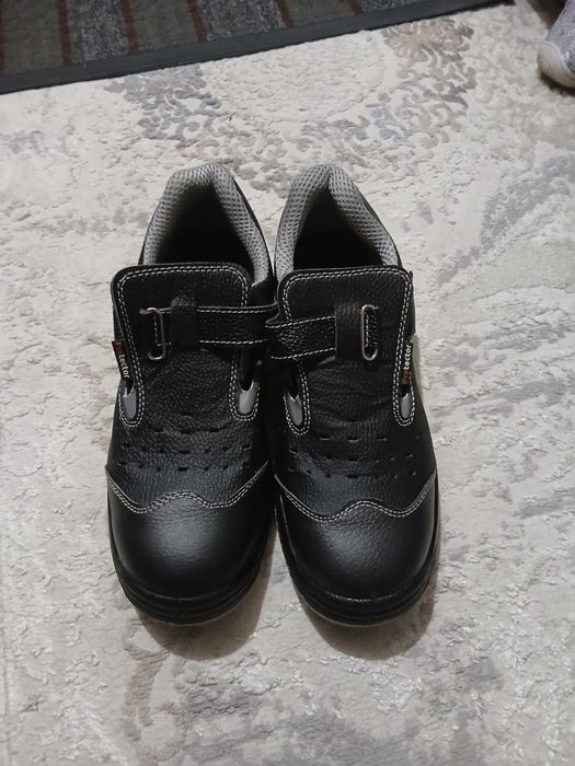 Продам мужскую спец обувь.