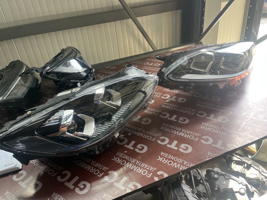 3 броя ляв и 2 броя десен фар Ford Kuga 2021-