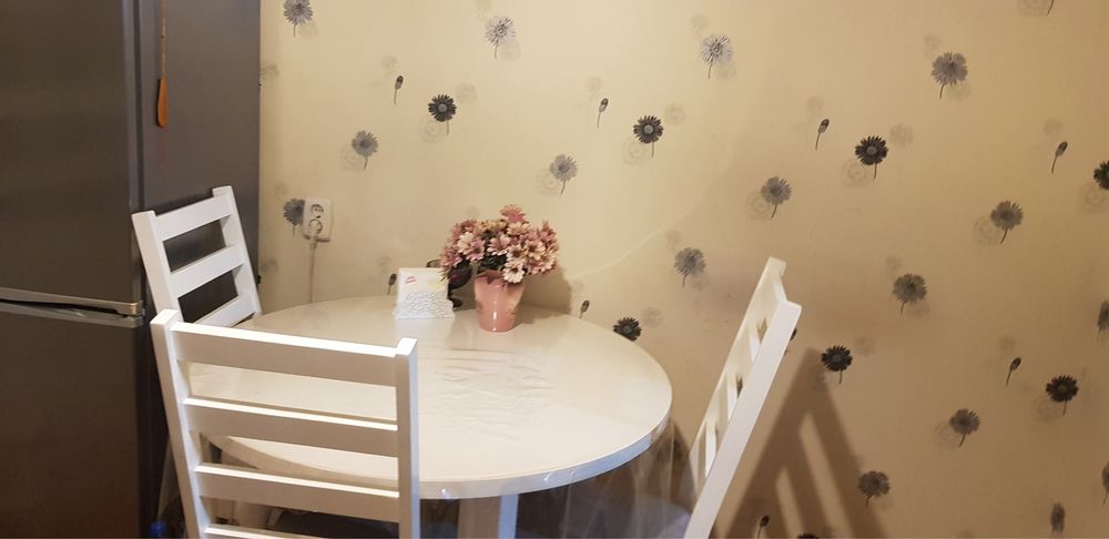 Продам круглый стол со стульями