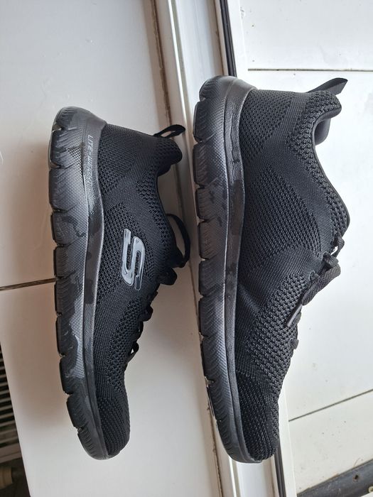 Vand adidasi Skechers
