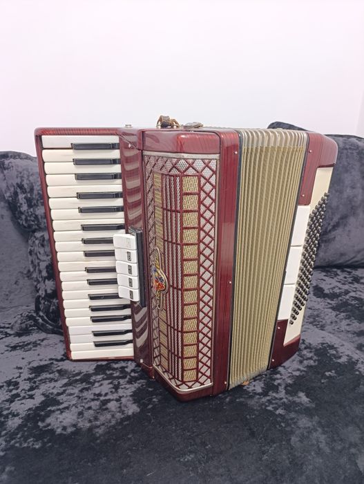 Vand acordeon BARCAROLE cu 96 basi, are cutie