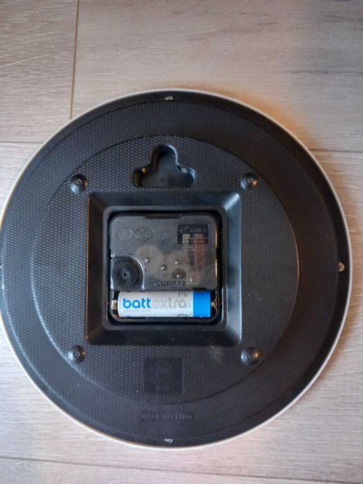 Стенен часовник с тих механизъм безшумен