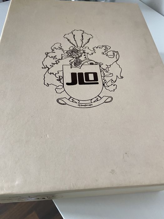 JLo обувки на висок дебел ток