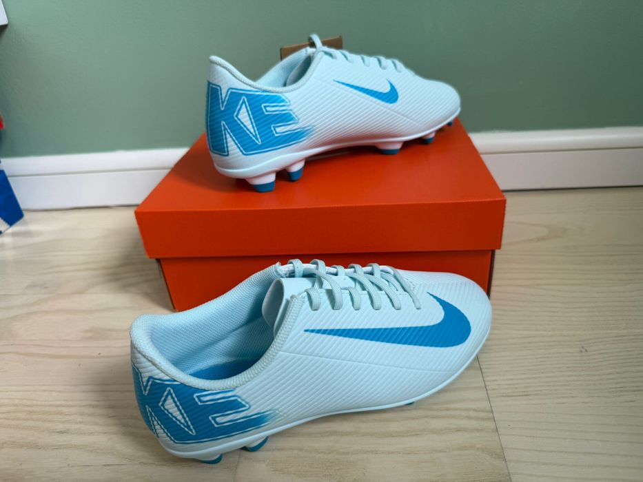 Vand  doua perechi ghete forbal Nike marimea 38,5 -39