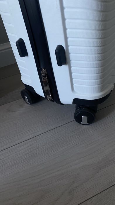 Чемодан  белого цвета