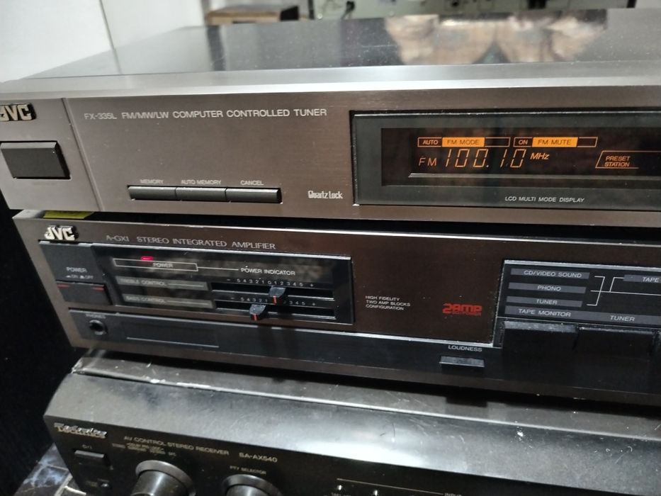 Linie japoneză JVC tuner și amplificator 2x40W