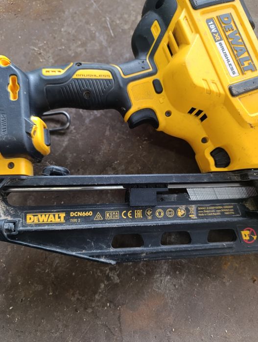 DeWalt dcn 660 такер
