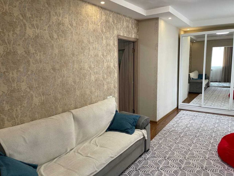 R1 Сдаётся квартира 2/2/5 на ул. Садык Азимова! Ор-р Эфенди кафе