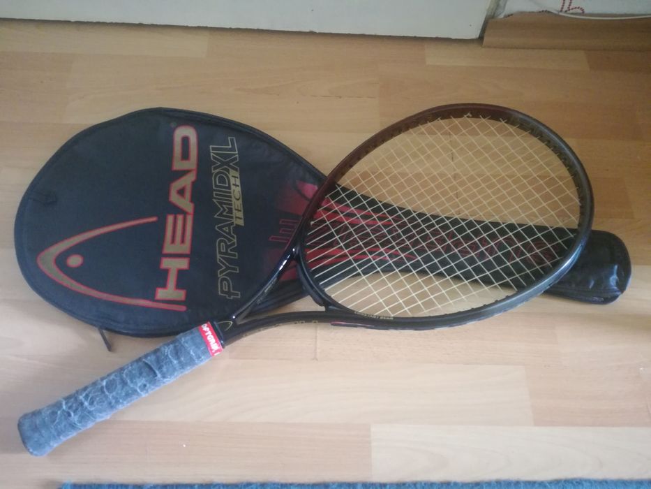 Тенис ракета за корт