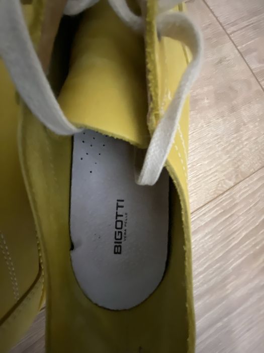 Sneakers galbeni piele nabuc