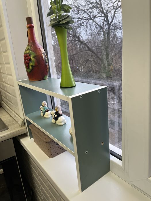 Компактная настольная полочка