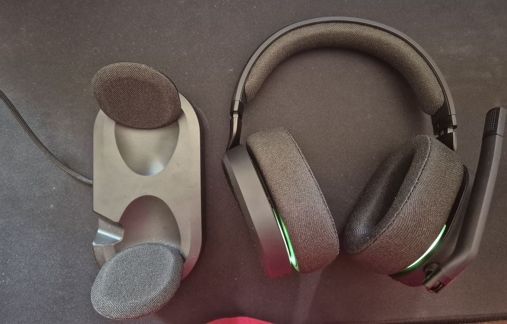 Fractal Design Scape Wireless Gaming Headset – ca nouă, folosită 3 luni, cu dock de încărcare.