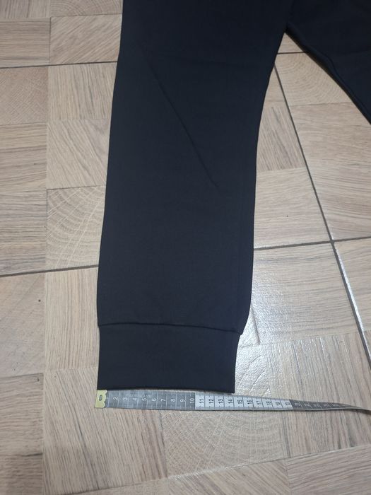 Trening Boss pentru bărbați ,nou cu etichetă,de culoare negru și alb