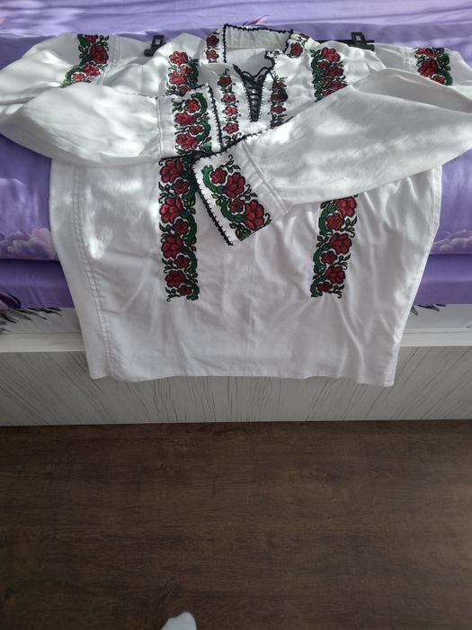 Vând cămașă brodata