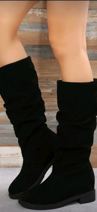 Ботуши черен велур.
