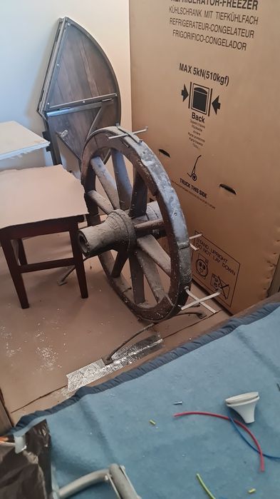 Vand masa cu roata de car si roata de car pentru flori.