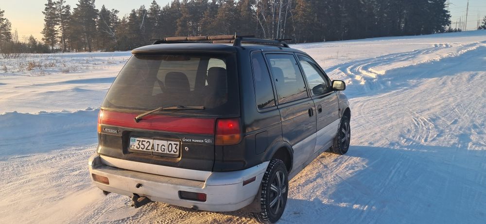 Митсубиси спейс рунер