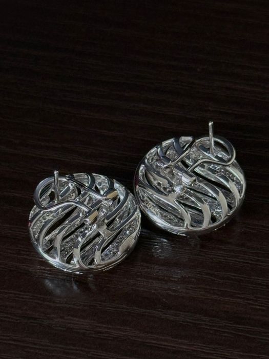 Продам золотые серьги с бриллиантами.