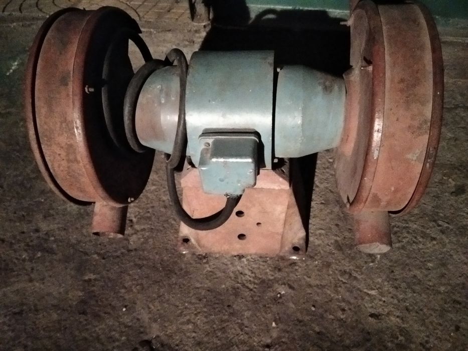 Голям трифазен шмиргел със стойка.