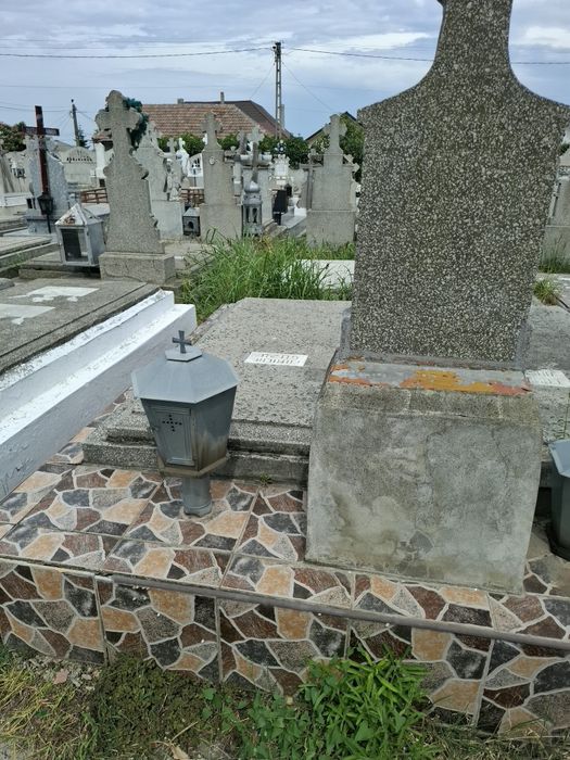 Vând loc de veci