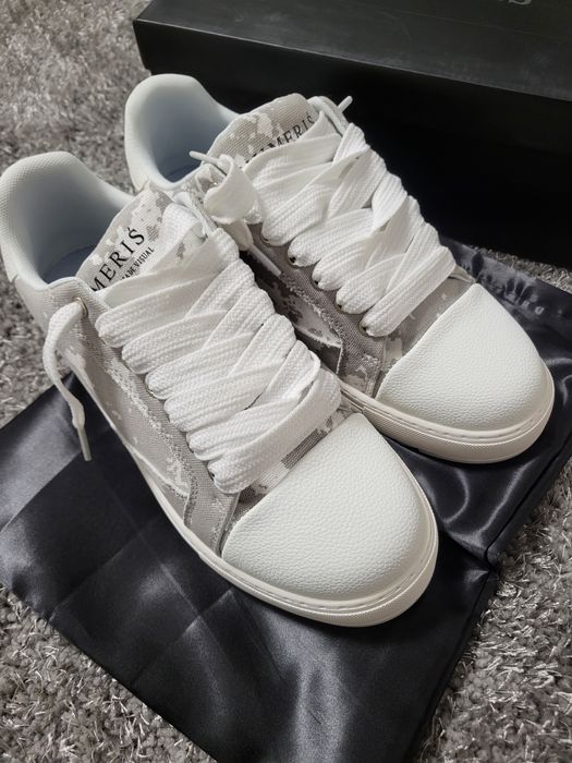 Numeris grey and white