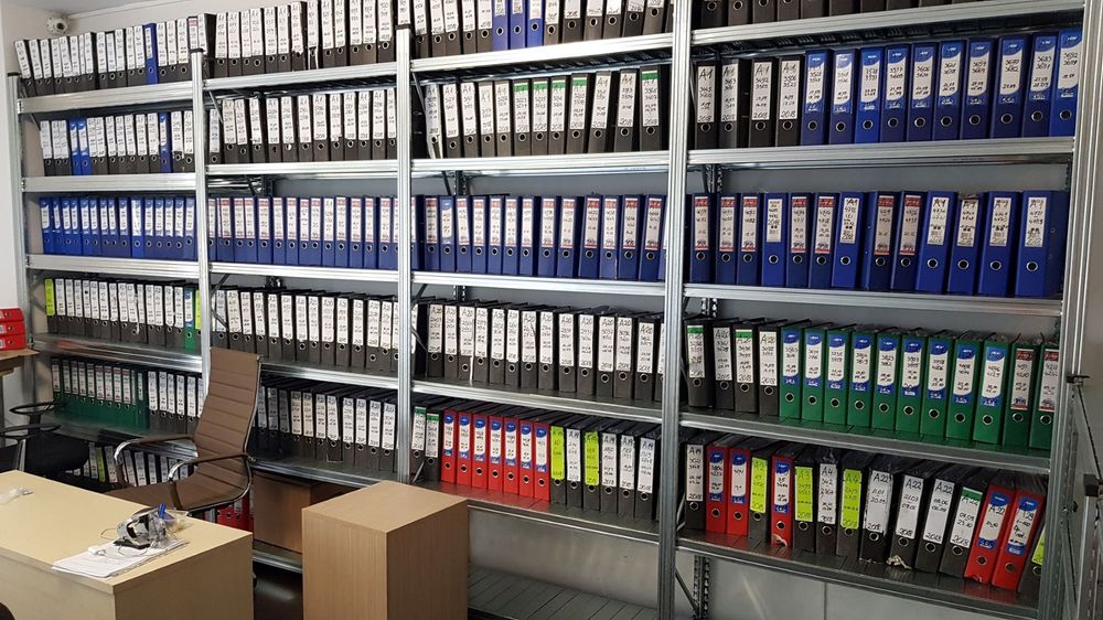 Rafturi metalice depozitare manual cu polite