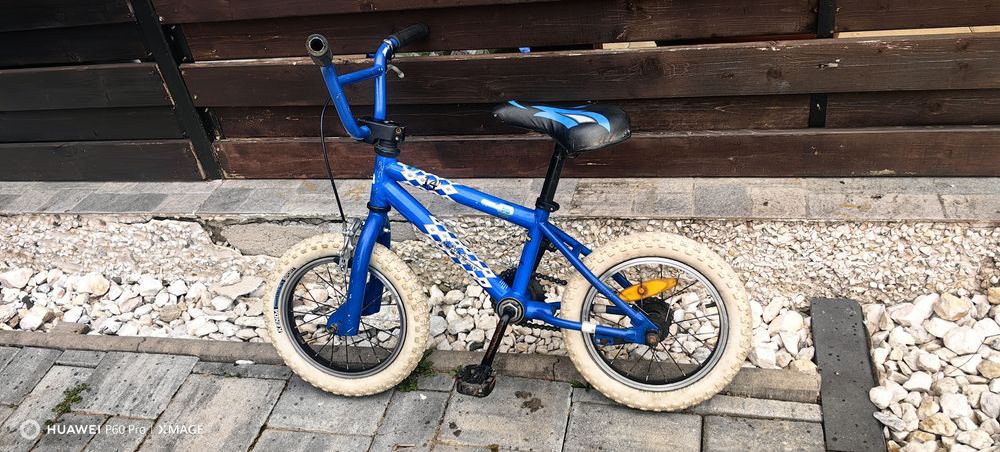 Vând Bicicletă BMX, foarte robustă, frâne față, iar pe spate la pedală