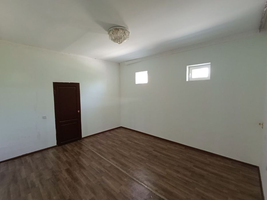 Uy sotiladi 6.7 sotix yer narxida 6xona+oshxona