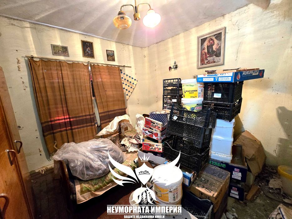 Продавам двуетажна къща с постройки 320РЗП с 1600кв двор село Ахматово