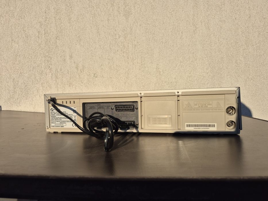 Vând video recorder & DVD Player marca Funai model DVPR-6530