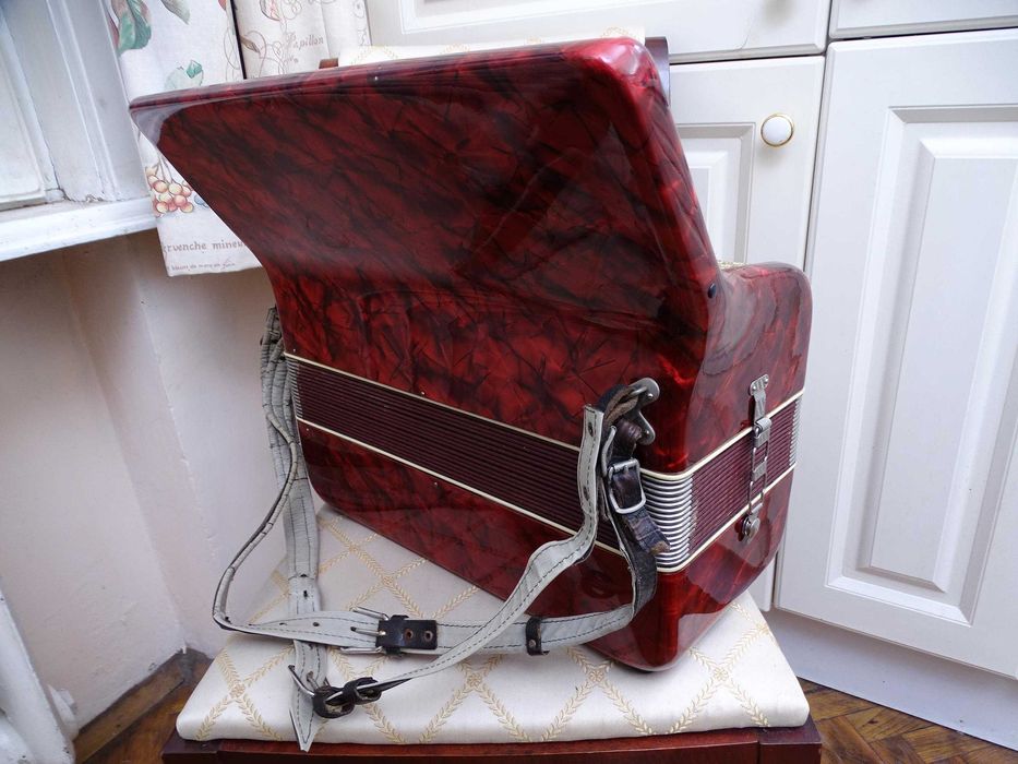 Стар акордеон Велтмайстер 96 баса