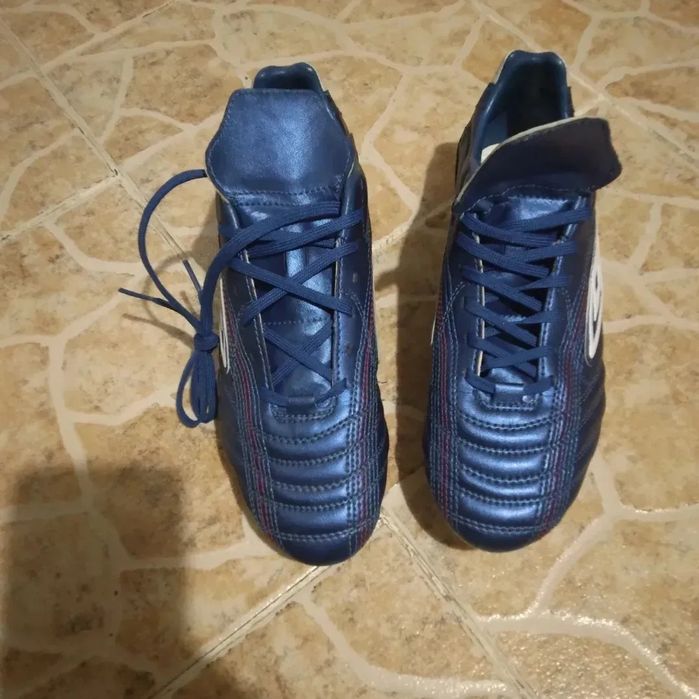 Продавам футболни обувки 38 номер