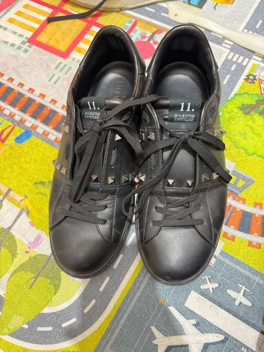 Buzoq terisidan tikilgan Valentino Garavani Rockstud krossovka.