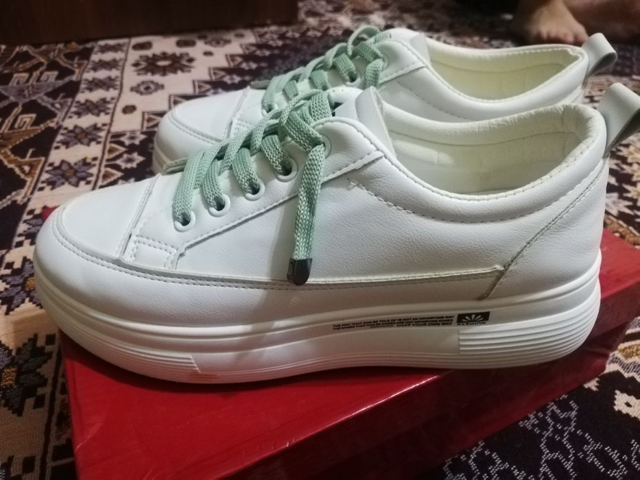 Женский кроссовки