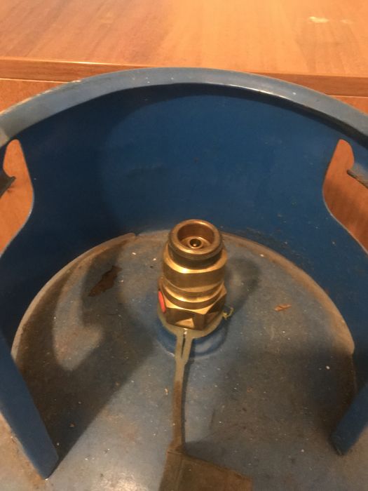 Газова  бутилка. / Има маркуч  и  клапан  .