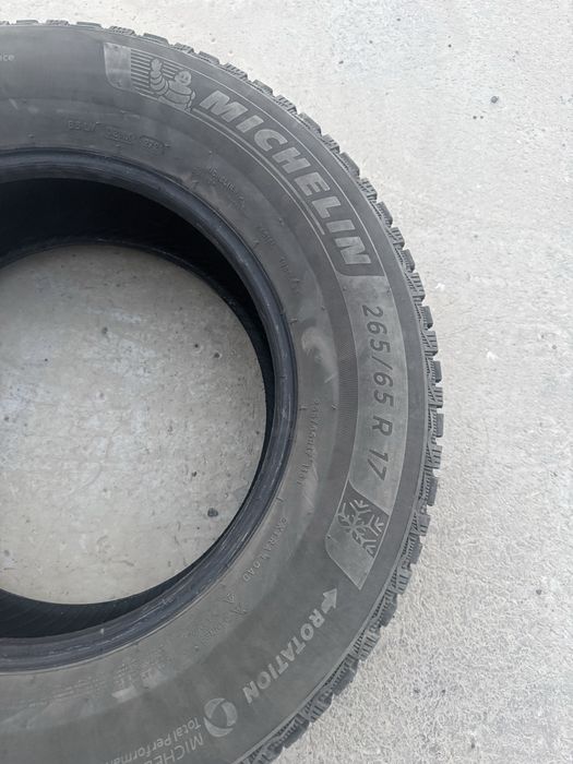 Продам б/у зимние шины (резина) R17 265/65 michelin