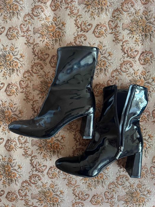 Botine negre cu toc din material lacuit